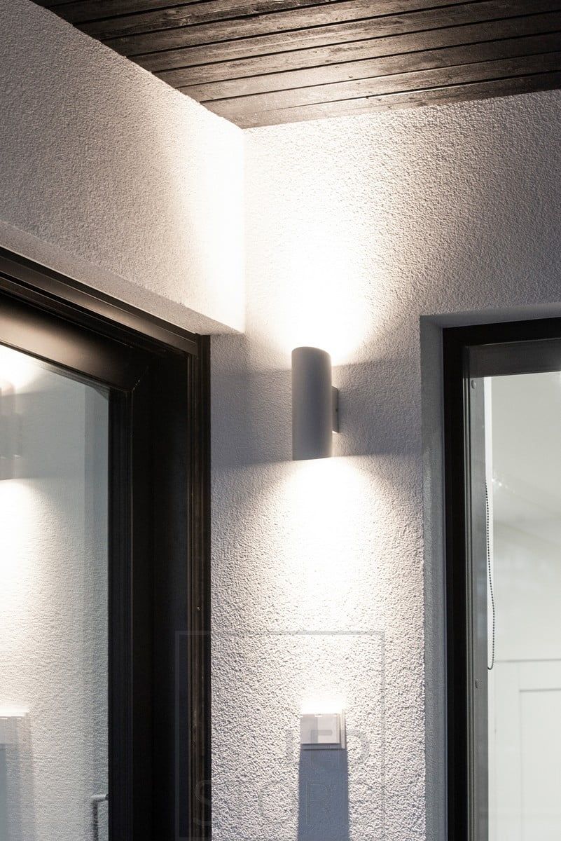 Kahteen suuntaan valaiseva Viisto 2 seinävalaisin ulkona, lämmin 3000 Kelvinin valo. Ledstore.fi